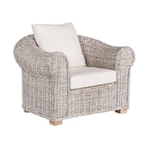 Mediterrán stílusú rattan fotel törtfehér színű párnával.